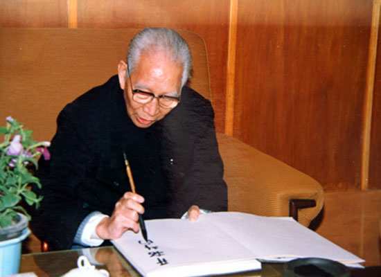 为了维护毛主席的地位,王震上将当众发出如此