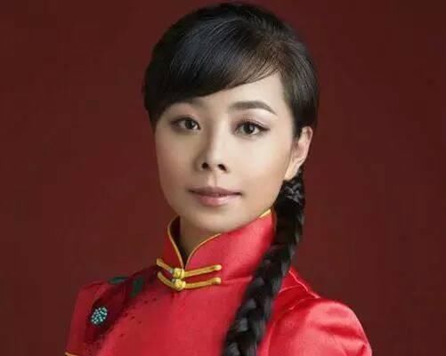 "星光大道"草根明星为何差别之大,她被官方封杀,她却忙于慈善