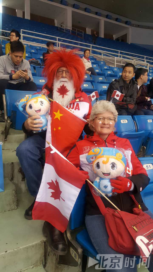 这对来自加拿大萨斯喀彻温省约克顿的夫妇名叫汉斯(Hans)和朱迪(Judy),是十足的冰壶迷。年轻时他们都喜欢打冰壶,退休后则成了女子冰壶世锦赛的忠实观众。(组委会供图)