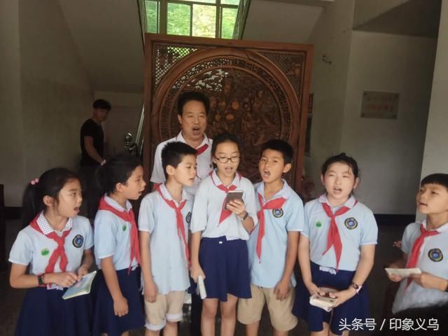 好人楼有德带领小学生访贫问苦 感受献爱心做