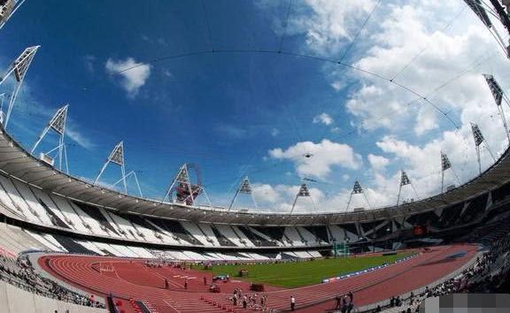 为什么中国的足球场都是有跑道的,而国外的都