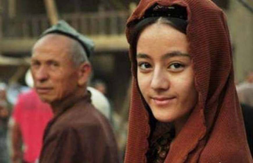 迪丽热巴旧照大胜TVB花旦李佳芯?香港网友:一