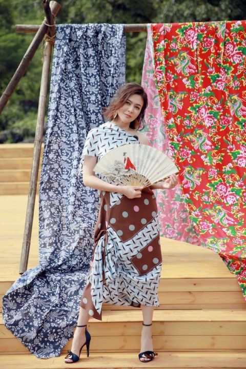 富豪的宠儿,与丈夫前妻女儿不和再离婚,今55岁却满脸的胶原蛋白