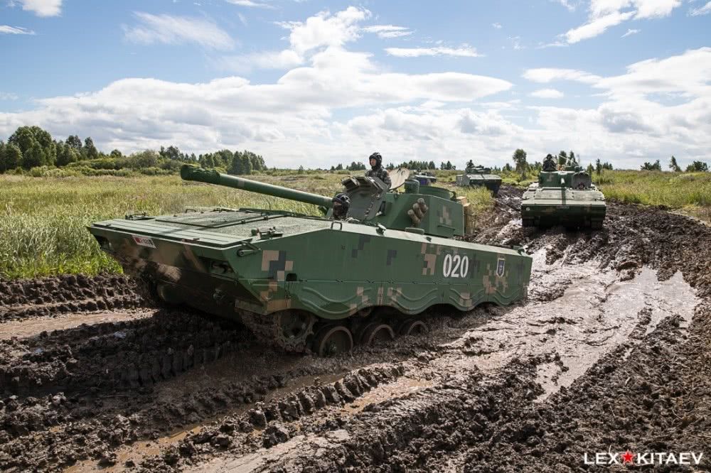 解放军战车在俄罗斯参加军演让多国士兵眼红