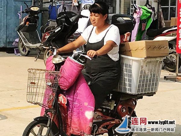 连云港一女快递员三伏天下挺大肚送快递 连云港一女快递员三伏天下挺大肚送快递