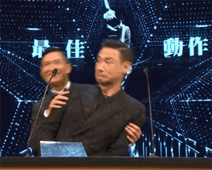 搞笑GIF段子:踢足球就服你,连传说中的凌波微