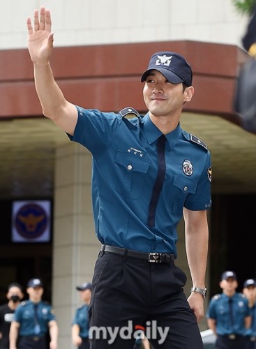 组图:sj崔始源结束兵役退伍 笑容满面帅气挥手