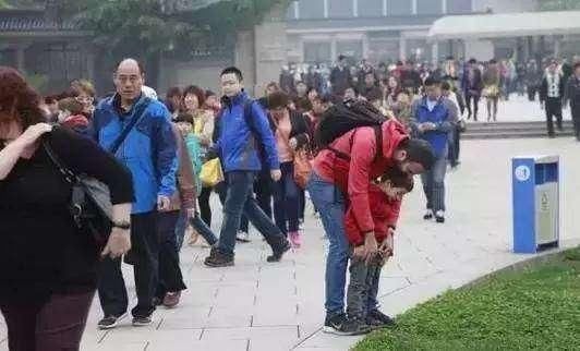 别再说中国人在国外旅游素质差,看看这些老外