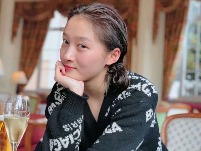 关晓彤豪宅晒素颜照魅力动人。鹿晗隔空喊话关