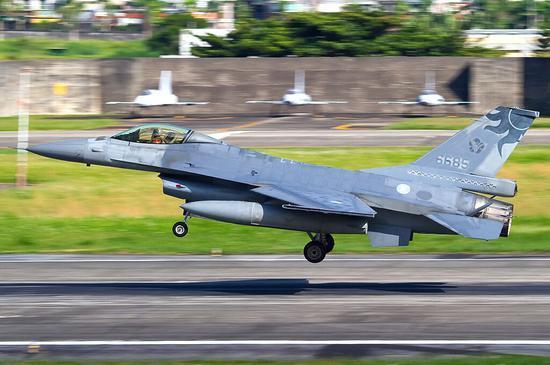 13时43分在雷达屏幕上消失,随后台军方在基隆山区发现了战机的撞击点