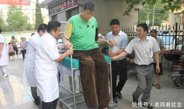 11岁男孩身高2.06米,以为长得高就好,来看这些