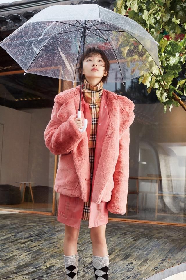 周冬雨穿一件蓝色风衣现身活动,网友:你是来搞笑的吧?