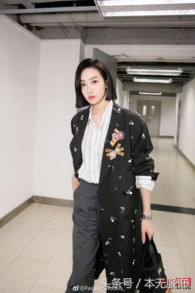 黑色半裙搭配白色波点上衣,宋茜最近的造型可