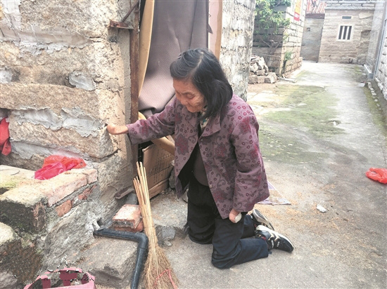 名叫郭药丸,她年幼时身患麻风病,12岁双手双脚因溃烂而截肢,从此只能