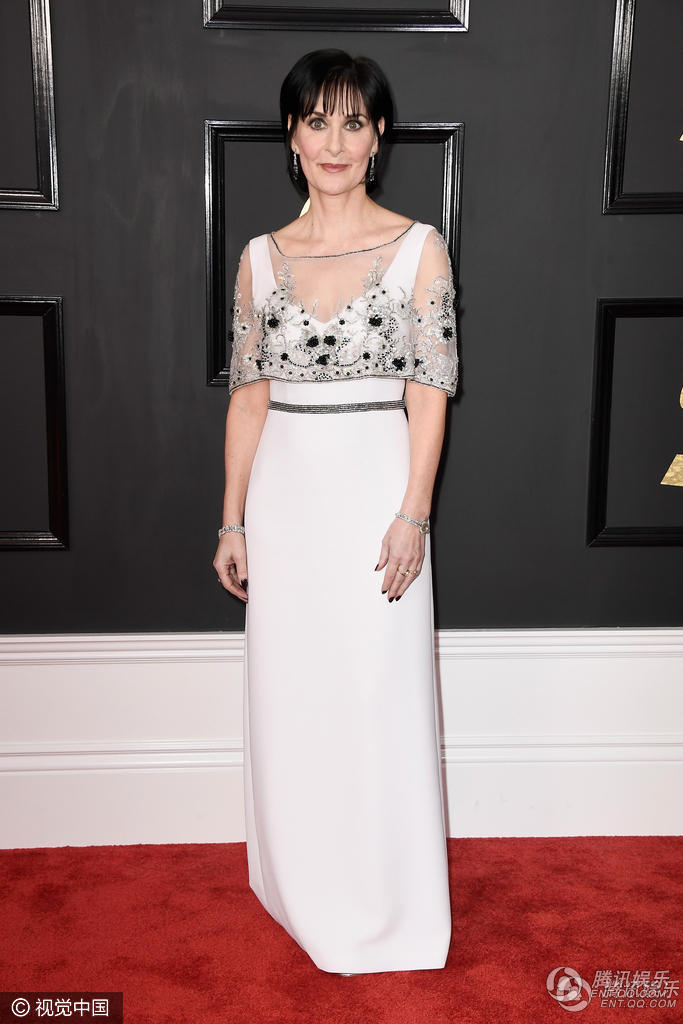 高清:恩雅白裙亮相格莱美 女神略显老态