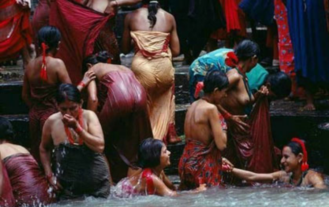 这种沐浴，不是所有人都完全赤身裸体。男人一般穿短裤，赤裸上身和双腿。他们携带洗浴用品来到水池边，在头上、身上打上肥皂后，把头伸到水龙头下一阵猛冲，一般10分钟就能结束“战斗”。女人则把头发高高挽起，在胸部以下围上纱丽，整个过程都要靠那块布遮盖，大概要花一个多钟头。在众目睽睽之下，清洗身体的每一个部位，而不走光并不是件轻松的事。所幸这些纱丽，还比较适应这种洗澡方式。

　　她们往往三五成群，互相帮忙，仔细而艰难地“打理”自己。整个过程都是在那块“布”的遮盖下完成。虽然不像在浴池里那样痛快，但是可以达到同样的效果。