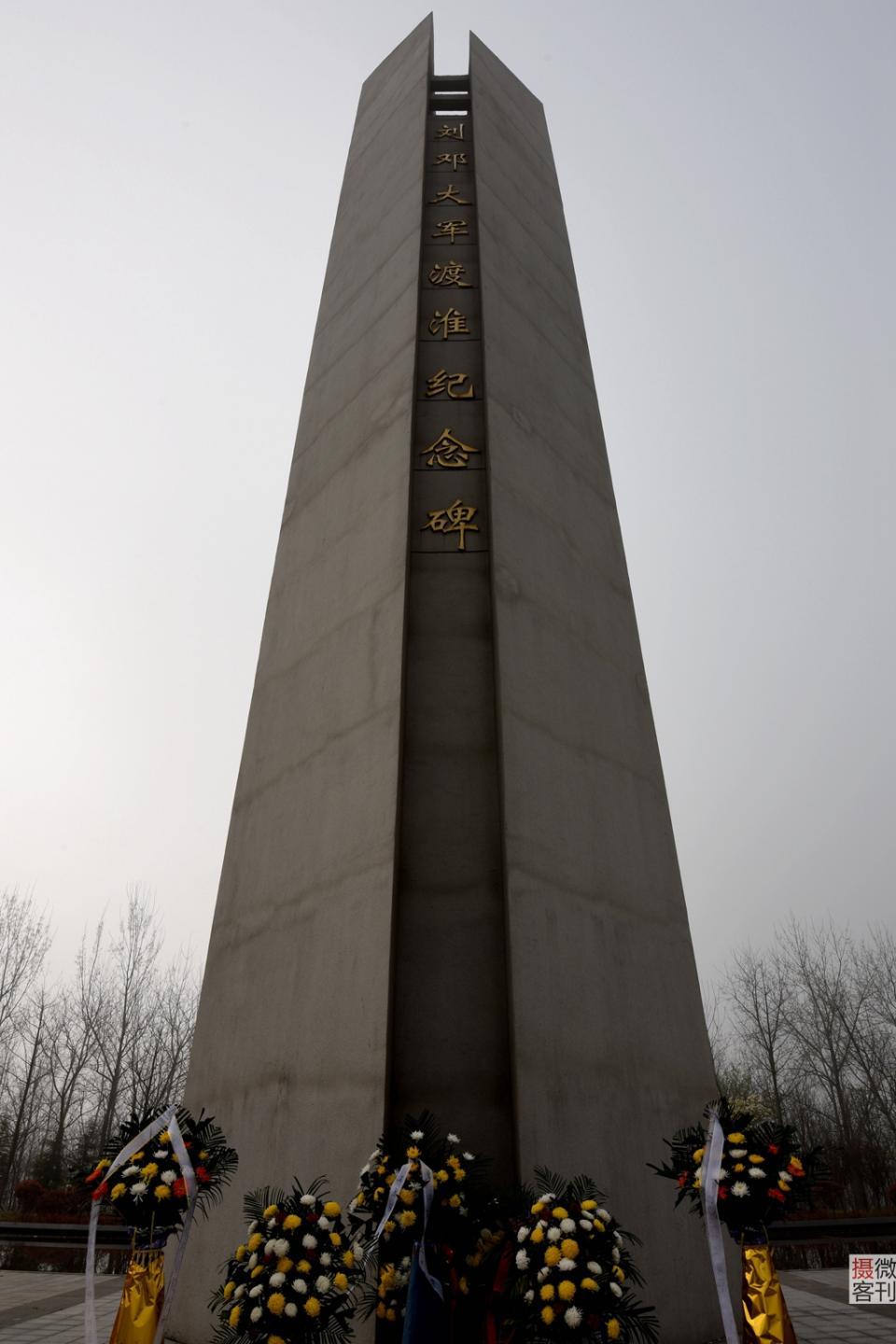 信阳息县千名少先队员前往渡淮广场 为革命烈士扫墓