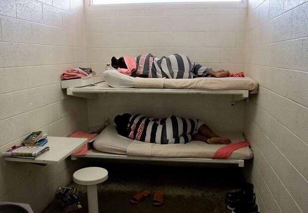 常年关押的女囚犯寂寞难忍 再丑的男人都无所谓!