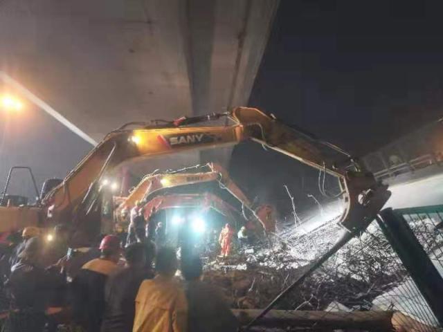 无锡高架桥侧翻事故致3死 桥梁两侧填土防二次倾倒(图3) 无锡高架桥侧翻事故致3死 桥梁两侧填土防二次倾倒(图3)