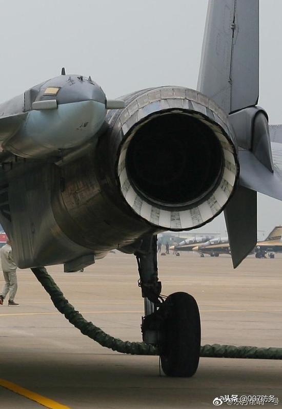 我矢量版歼10B秀极低速通场 苏35装备117S航