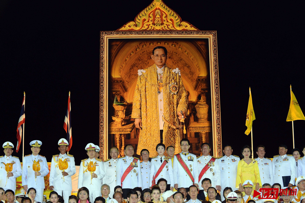 当地时间2013年12月5日，在泰国华欣，泰国国王普密蓬发表生日演讲，呼吁人民尽责维护国家安全和稳定，为了国家而支持彼此，没有直接提及近来的政治动荡。泰国总理英拉、军方首脑、反对派等出席生日庆典。
