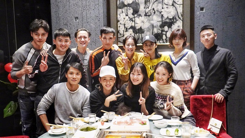 景甜晒与大学同学聚会合影 满屏俊男美女 景甜晒与大学同学聚会合影 满屏俊男美女