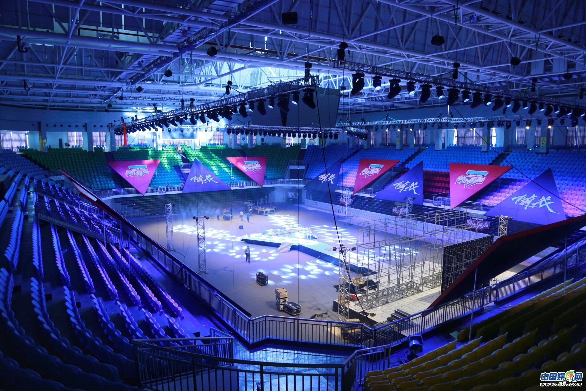 绝密!快男豪华舞美曝光 体育馆秒变梦幻舞台