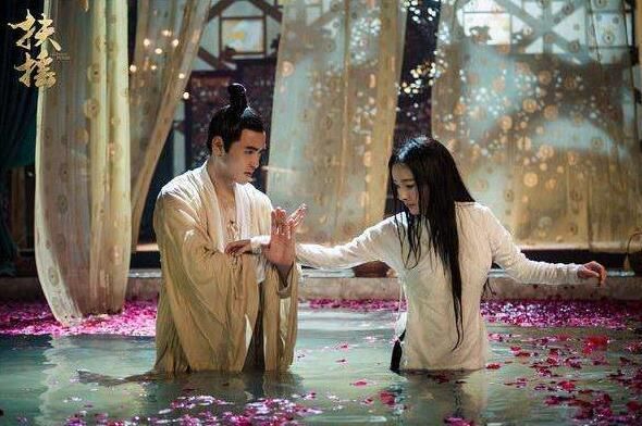 《扶摇》无极正在更衣扶摇误闯,遭到王上调侃