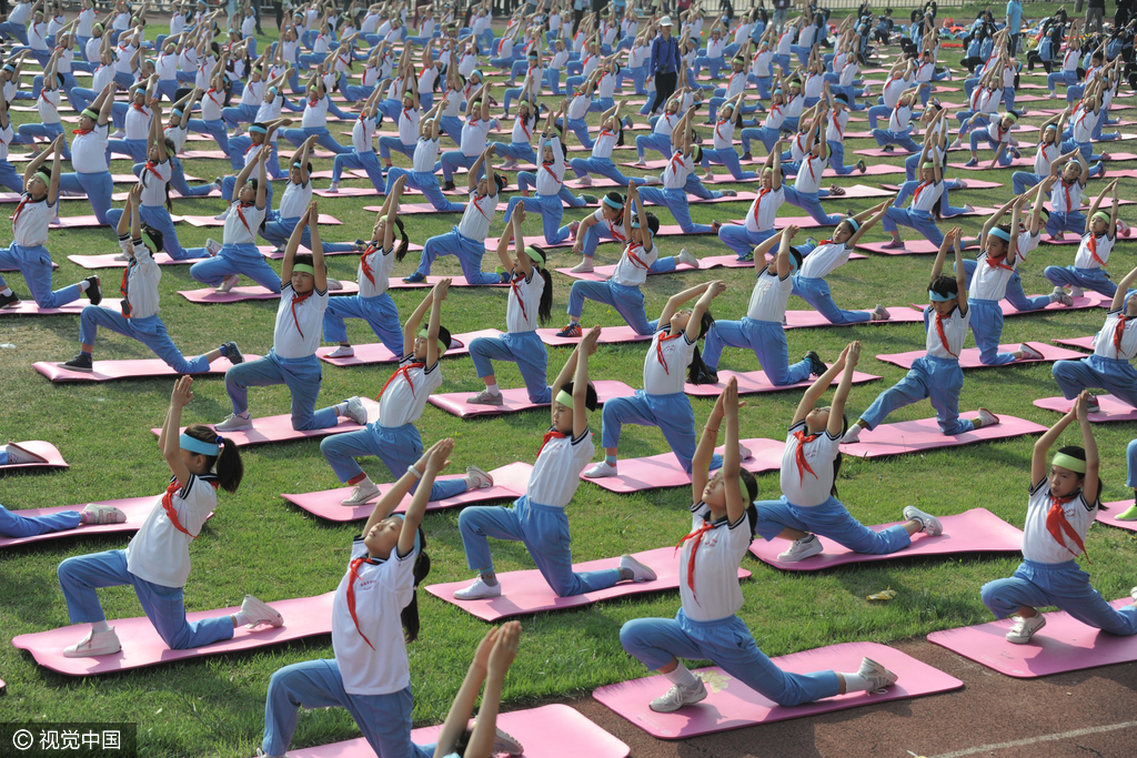 组图-济南千名小学生齐做瑜伽操 场面壮观