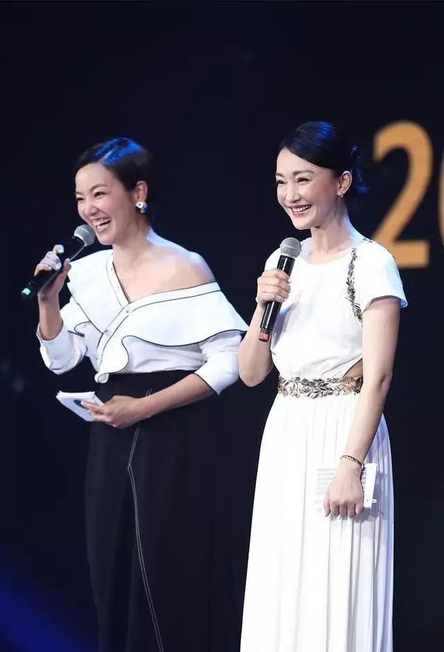 42岁周迅近照曝光,满脸皱纹油光,主持人都不敢