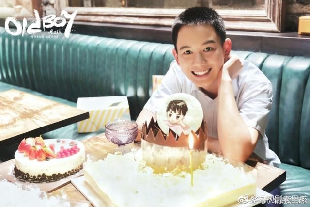 电视剧老男孩幕后照,雷佳音刘烨片场对台词!