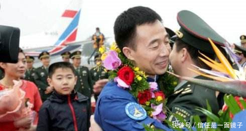 从太空回来十多年,杨利伟现在的生活如何?跟你