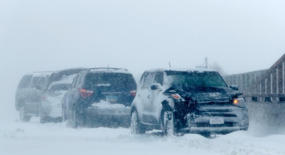 根据FlightAware的信息，13日上午已经有超过1000次航班被取消。主要受到影响的机场是丹佛国际机场，丹佛预计将会迎来暴风雪。根据天气中心的预测，暴雪会使能见度接近零，出行非常危险，而且可能停电。图为暴雪天气里，在70号州际公路的一个立交桥上发生的交通事故。