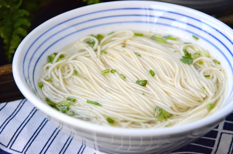今天小编就教大家来做色香味俱全的阳春面,也许你会说,以前小学课本上