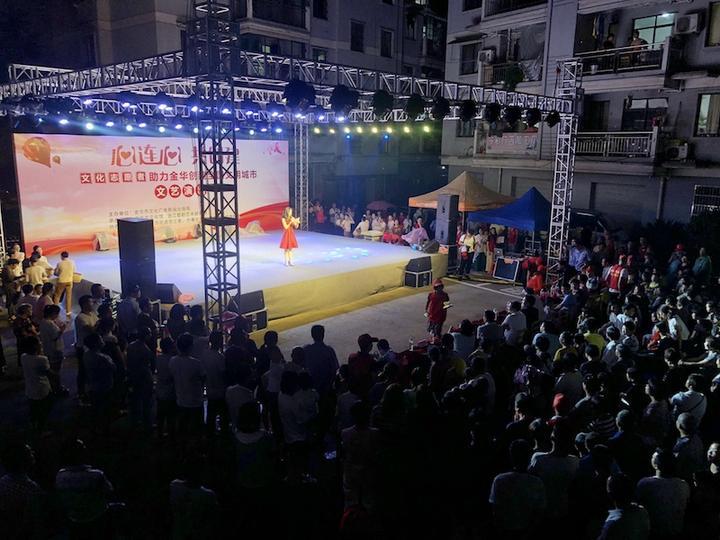 助力全国文明城市创建 文化志愿者送演出到社