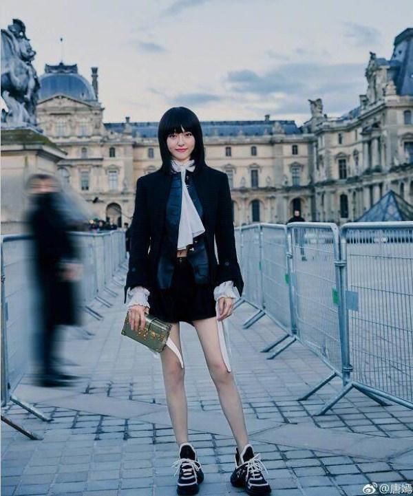 唐嫣真敢穿!长袖皮衣搭配小短裤,网友:上身帅气