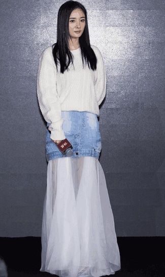 杨幂阮经天出席活动, 杨幂裙子实力抢镜, 网友: