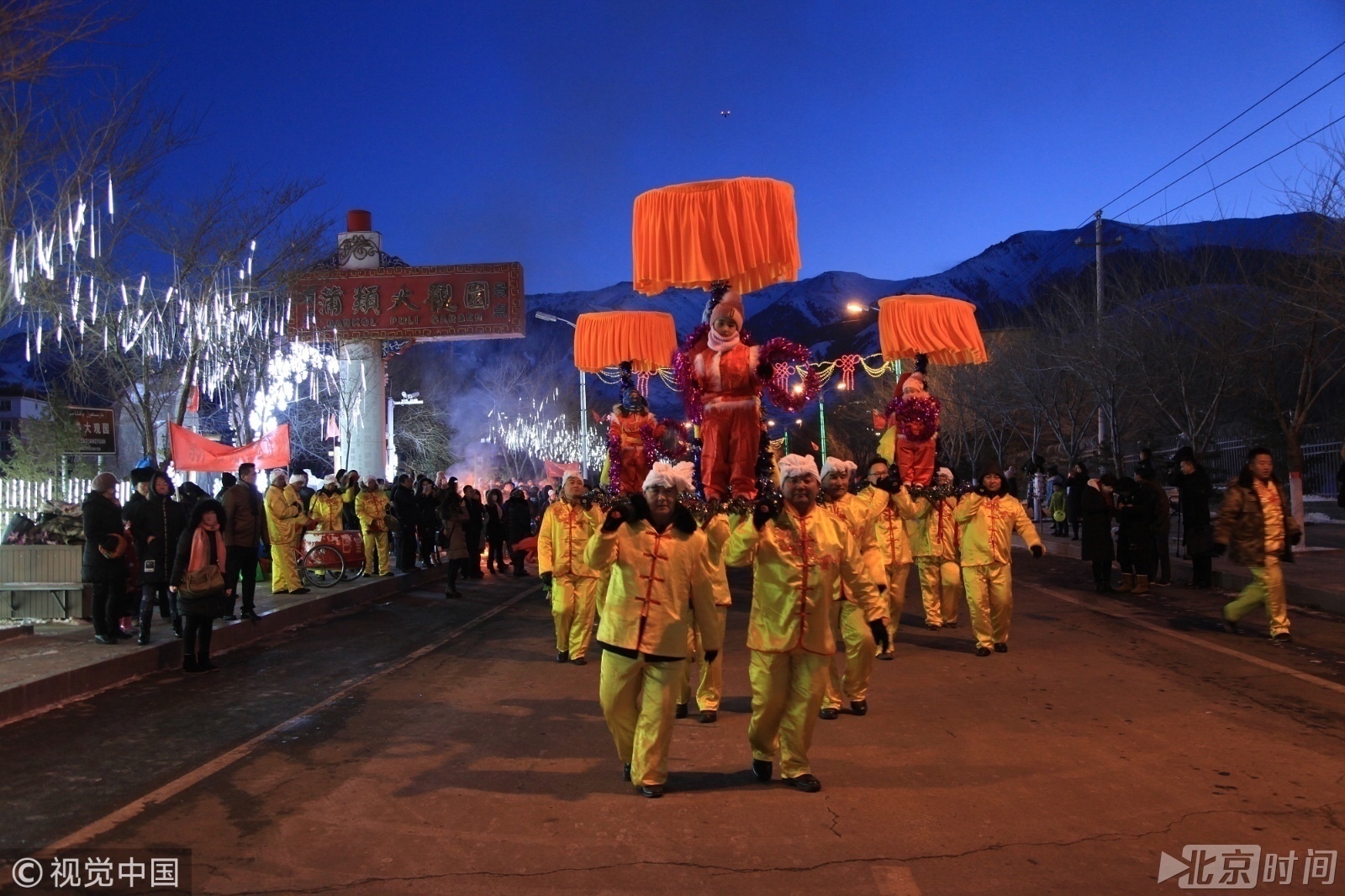 新疆哈密举行群众文化表演 抬阁婚俗表演吸引观众眼球 新疆哈密举行群众文化表演 抬阁婚俗表演吸引观众眼球