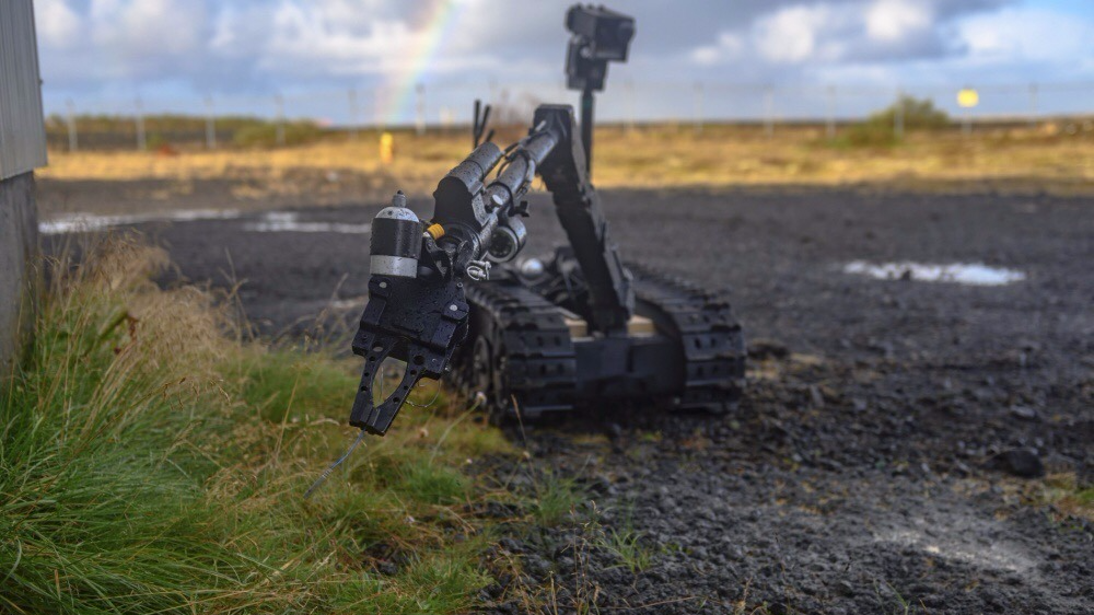 排爆比赛冰岛举行 机器人排爆手到擒来