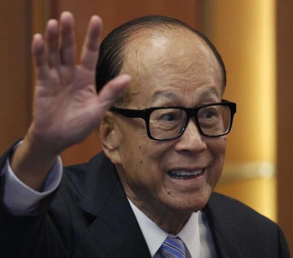 李嘉诚买下了半个英国,为何却选择全家移民加