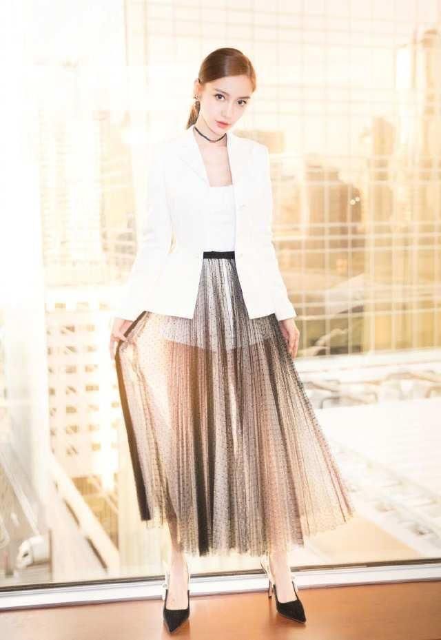 跨年晚会上,双颖同穿迪奥裙子,网友:anglebaby