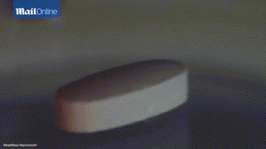 如果你的确对这件事感到好奇，那么最近互联网就有人做了一些实验，并且使用微距镜头拍了下来，向我们展示了各种不同的药片在水中是如何溶解的。