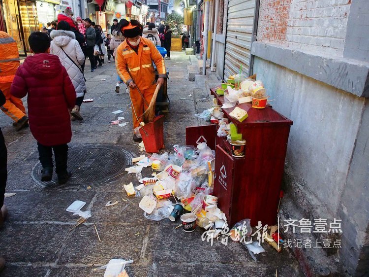 春节假日,济南芙蓉街的清洁工们累惨了