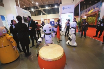 “优友”在现场打鼓。