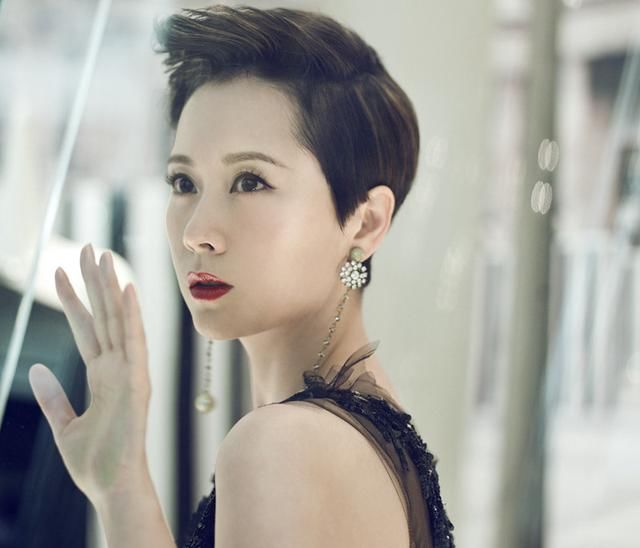 与吴秀波被传绯闻,为保护家人霸气发声,今40岁