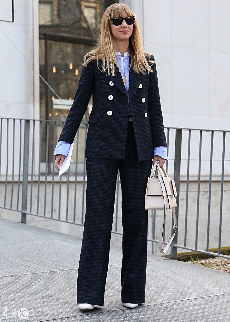 模特在法国巴黎时装周的街上展示不同风格的时