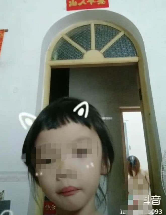 女孩直播妈妈洗澡、美女被偷拍换衣服、低俗段