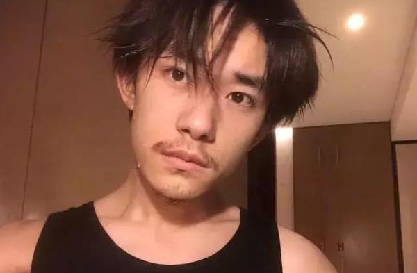 宋祖儿现身高考考场,眉头紧锁头发枯黄,周冬雨