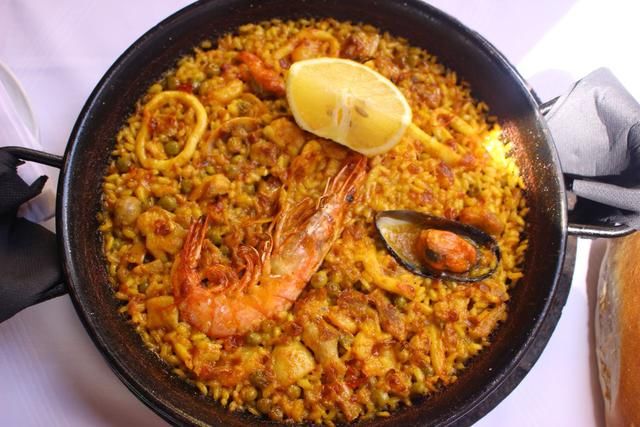 奇怪的西班牙人喜欢吃生的米饭,中国游客在西