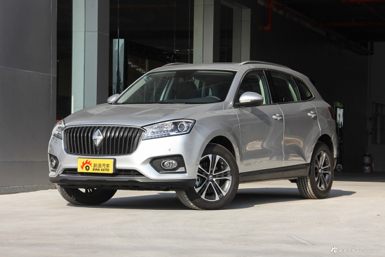 38          宝沃bx7作为一款中型suv,其运用了家族鹰翼式前脸格栅